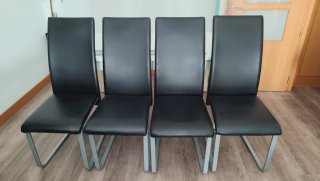 Mesa blanca y 4 sillas negras