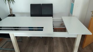Mesa blanca y 4 sillas negras