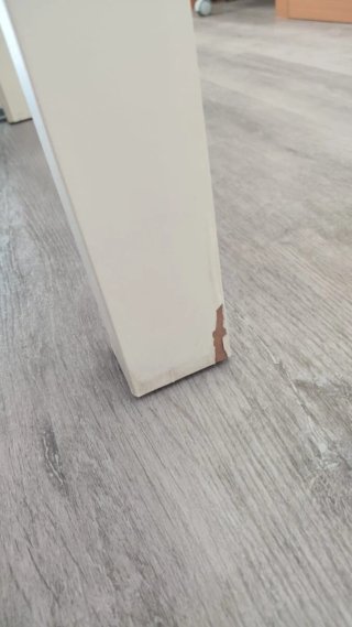 Mesa blanca y 4 sillas negras