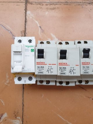 Lote 6 Interruptores Automáticos Medex y Schneider