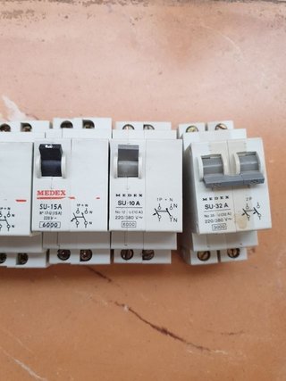 Lote 6 Interruptores Automáticos Medex y Schneider