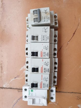 Lote 6 Interruptores Automáticos Medex y Schneider