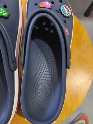 Crocs Talla 42 con Jibbitz