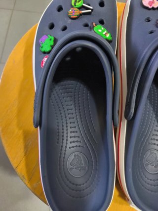 Crocs Talla 42 con Jibbitz