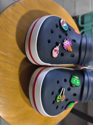 Crocs Talla 42 con Jibbitz