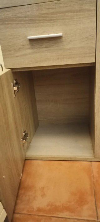 Mueble de madera con cajones y puertas