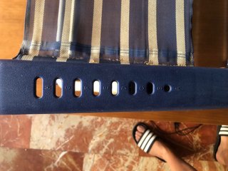 Silla de playa plegable azul y blanca