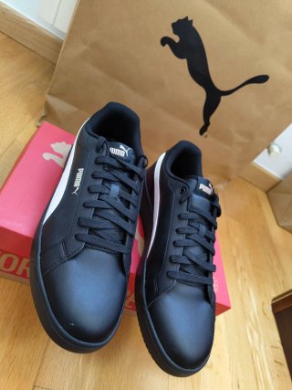 Zapatillas Puma Negras y Blancas