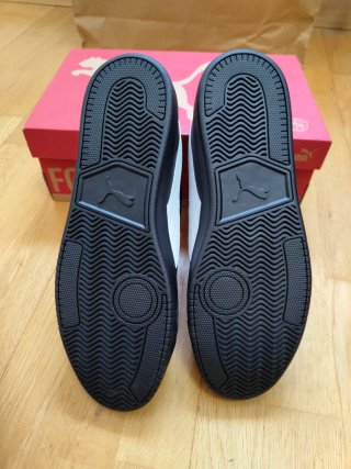 Zapatillas Puma Negras y Blancas
