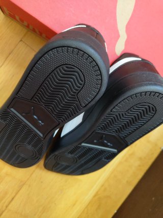 Zapatillas Puma Negras y Blancas