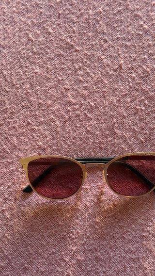 Gafas de sol montura dorada lentes rojas