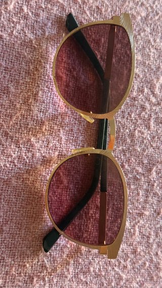Gafas de sol montura dorada lentes rojas