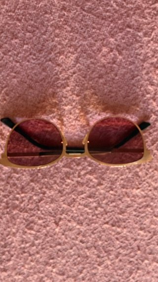 Gafas de sol montura dorada lentes rojas