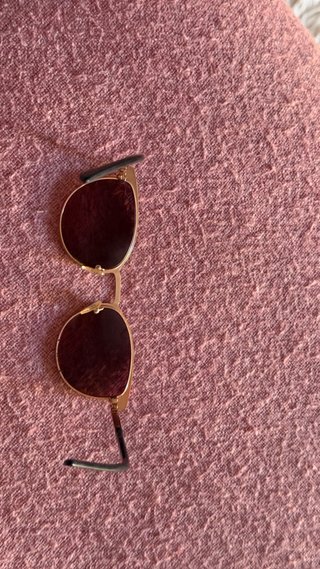 Gafas de sol montura dorada lentes rojas