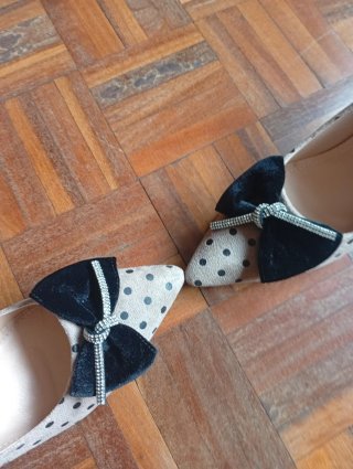 Zapatos de tacón lunares con lazo