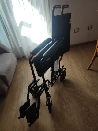Silla de ruedas color negro