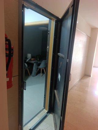Puerta antiokupa blindada, color madera