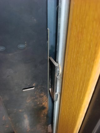 Puerta antiokupa blindada, color madera