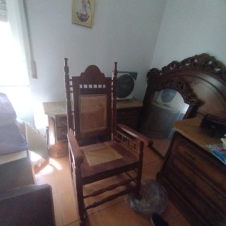 Mecedora de madera con ratán