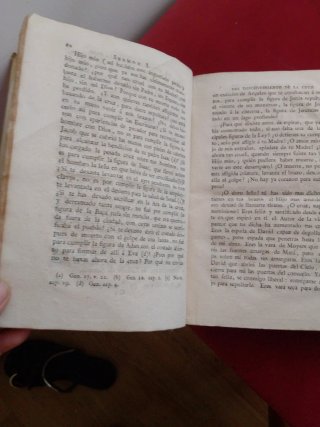 Libro antiguo de pergamino