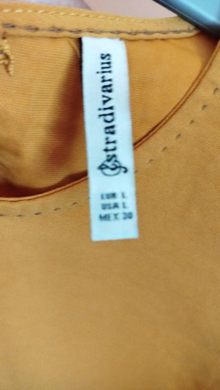 Blusa Stradivarius amarilla sin mangas