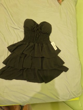 Vestido negro sin tirantes con volantes s/m