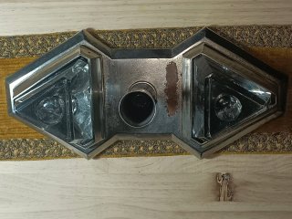 Escribanía antigua con dos tinteros