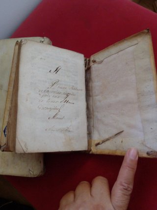 Libro antiguo de pergamino