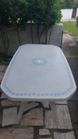 Mesa de exterior grande blanca y azul