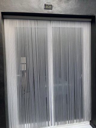 Cortinas de tiras negra  y blancas