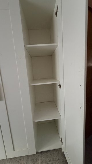 Armario de madera blanco