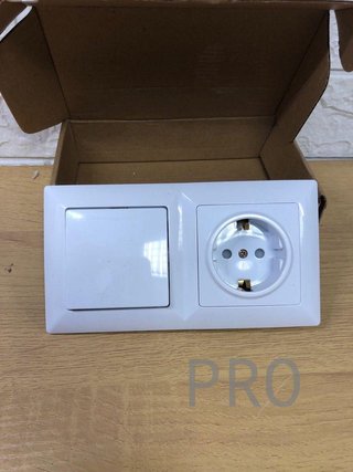 Interruptor doble con base schuko