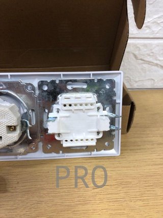 Interruptor doble con base schuko