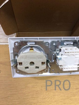 Interruptor doble con base schuko