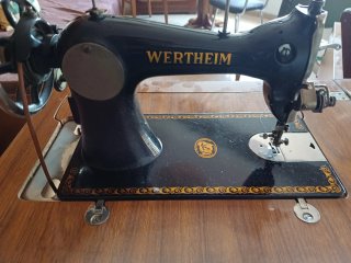 Máquina de coser Wertheim antigua en buen estado.