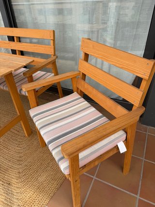 Mesa y sillas de madera para jardín + cojines