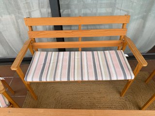 Mesa y sillas de madera para jardín + cojines