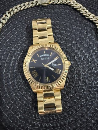 Conjunto Guess: Collar y Reloj Dorado