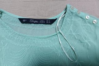Blusa Zara bordada verde talla S