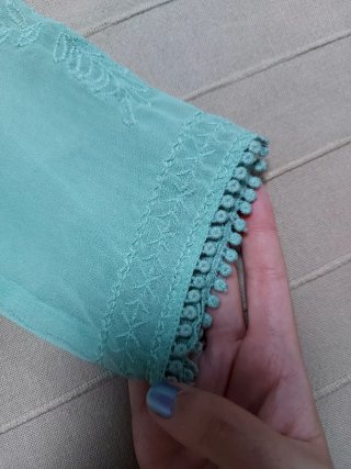 Blusa Zara bordada verde talla S