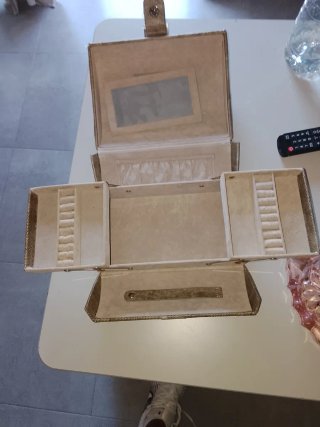 Maleta rígida estilo baúl