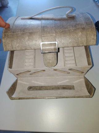 Maleta rígida estilo baúl