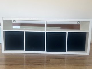 Mueble de salón blanco y negro