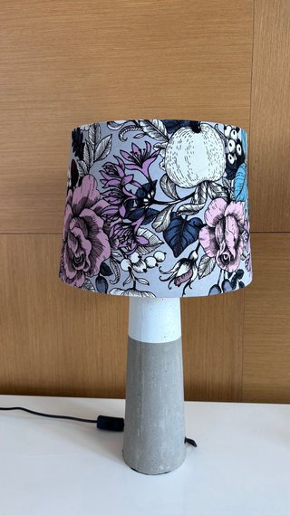 Lámpara de mesa vintage floral piedra