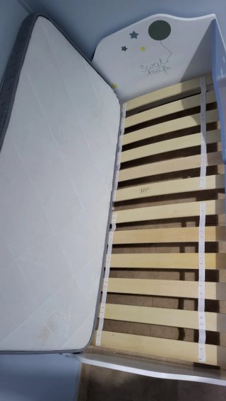 Cama infantil con colchón