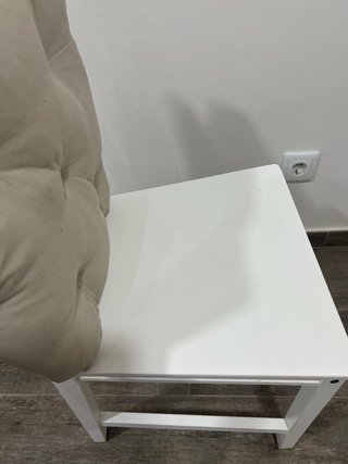 Cuatro Sillas Ikea con cojines beige