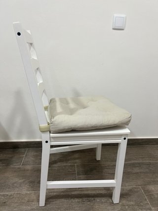 Cuatro Sillas Ikea con cojines beige