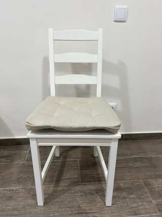 Cuatro Sillas Ikea con cojines beige