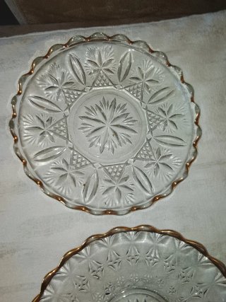 2 Platos de cristal antiguos con borde dorado