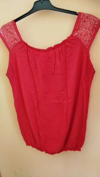 Blusa roja con lentejuelas pequeñas en tirantes